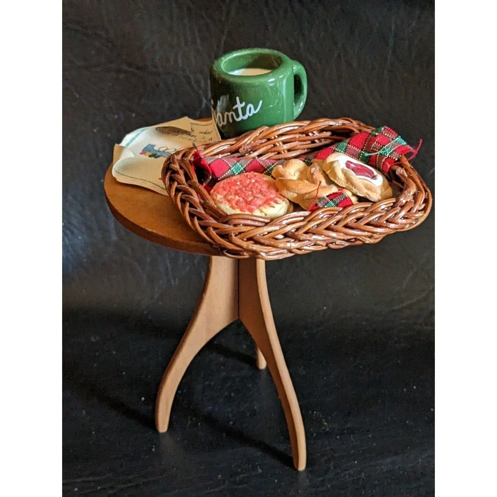 2009 Byers Choice Round Side Table With Sweets Gingerbread Santa Mug Letter